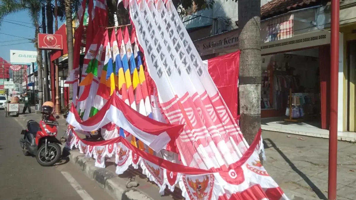 Menjelang Hari Kemerdekaan, Penjual Bendera Musiman di Sumedang Mulai Siap-Siap Sambut Lonjakan Pembeli
