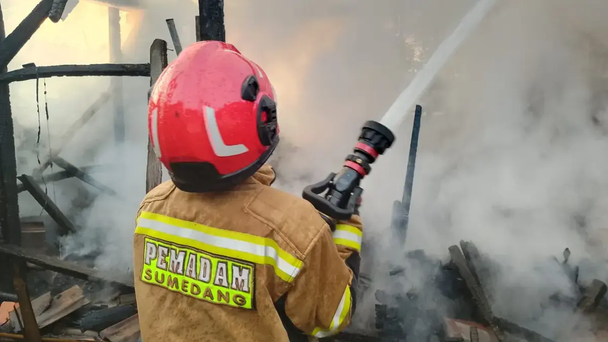 Saung Pensiunan Polisi Terbakar