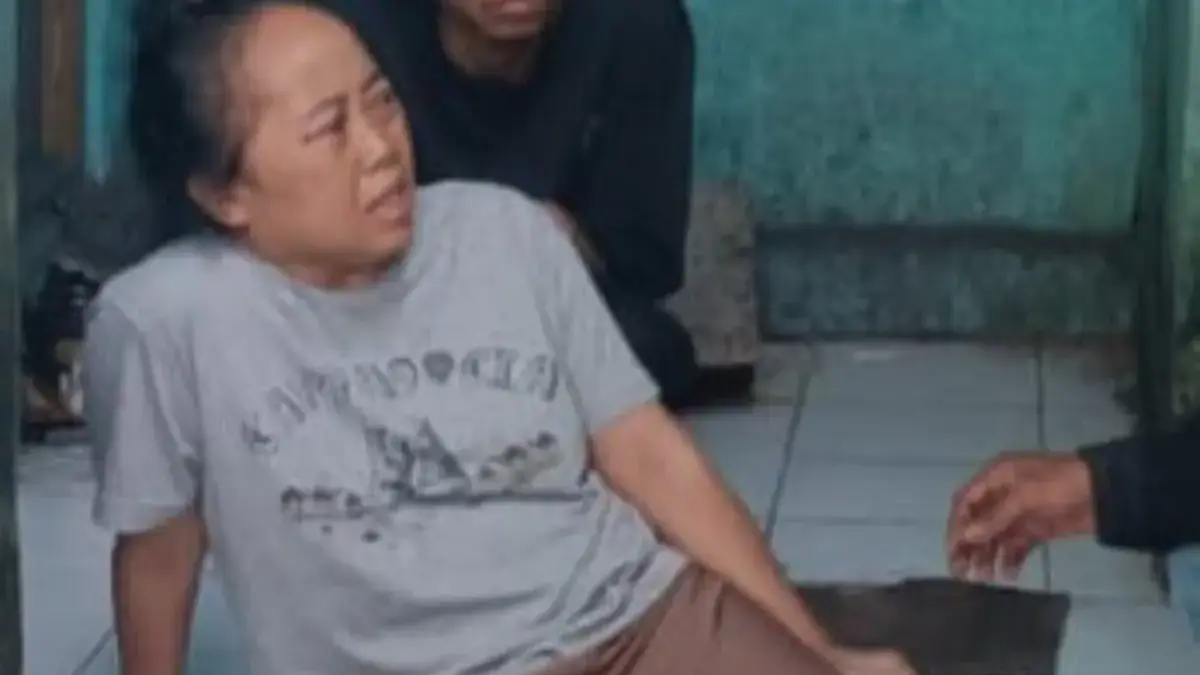 Terbaring Lumpuh dan Muntah Darah, Ibu Penjual Keripik di Cimalaka Butuh Uluran Tangan