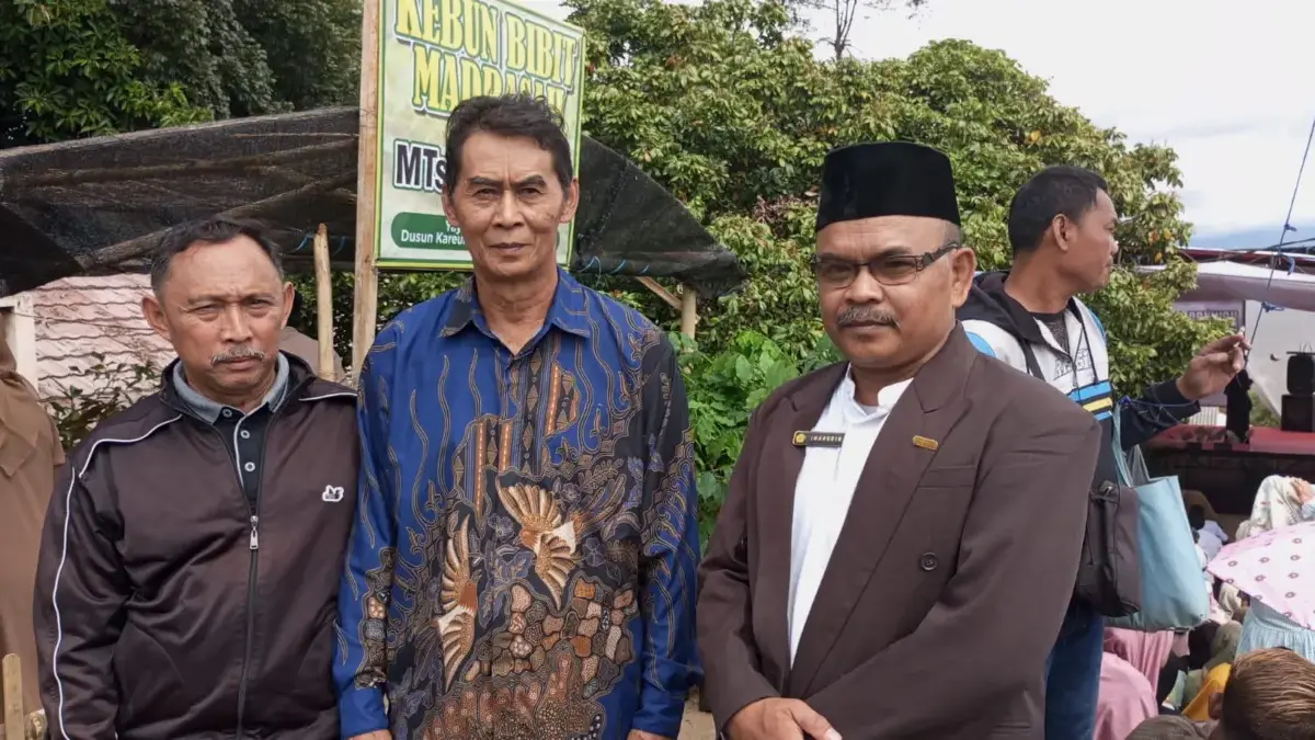 Milangkala ke-15, MTs Istighfarlah Bagikan Ribuan Bibit Pohon
