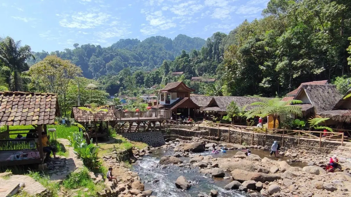 Cuma Rp5.000, Kamu Bisa Piknik dan Nikmati Keindahan Alam di Saung Sungai Cihonje Sumedang!
