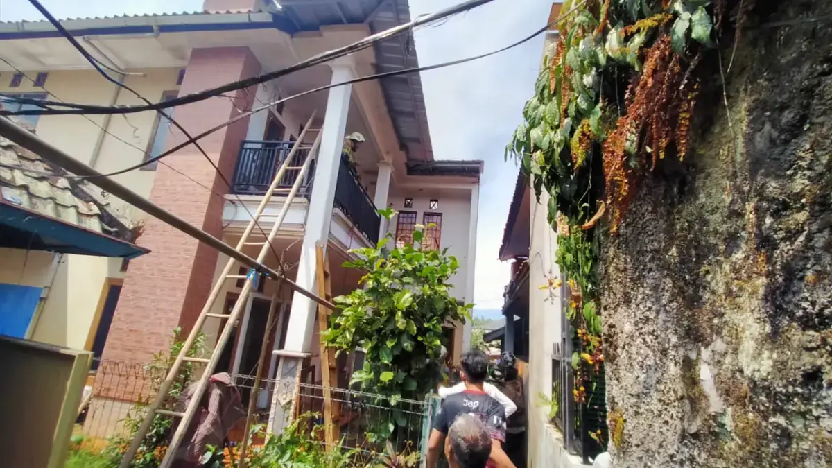 Warga Tanjungsari Ikut Bantu Padamkan Api, Hindari Kebakaran Meluas