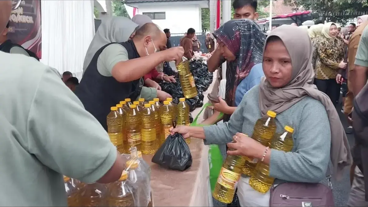 Emak-emak Sumringah, Kejari Buka Bazar Murah