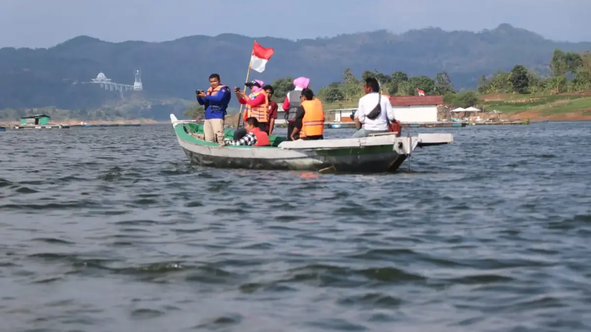 Promosi Wisata Lewat Parade Perahu Hias