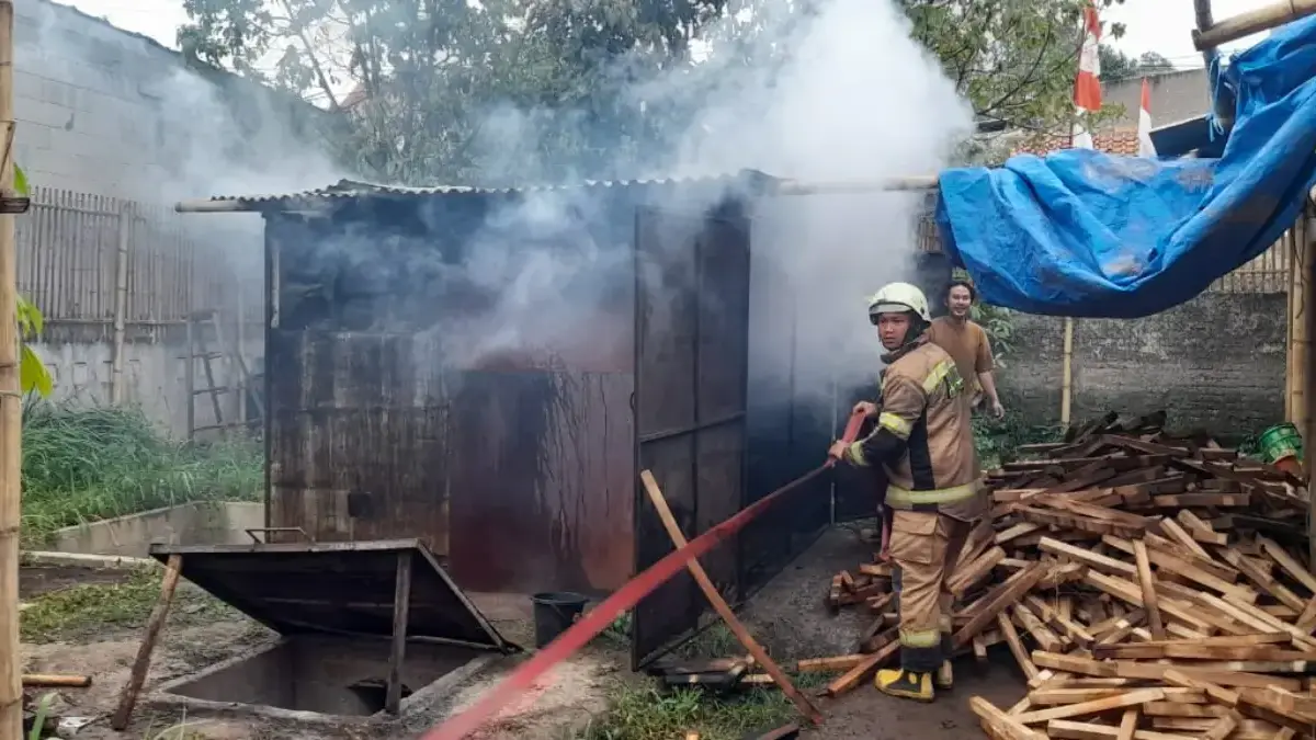 Gudang Oven Kayu Hangus Terbakar