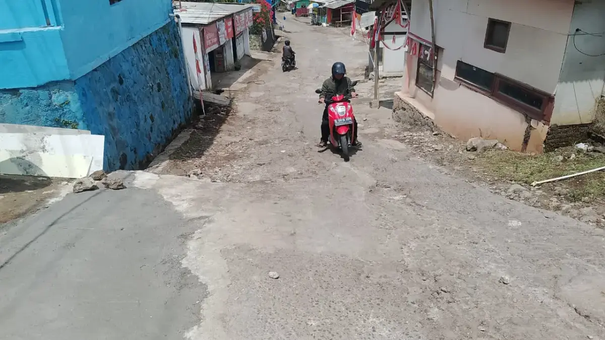 Jalan Rusak 3 Km di Cikahuripan Tak Kunjung Diperbaiki, Warga Hanya Bisa Menunggu
