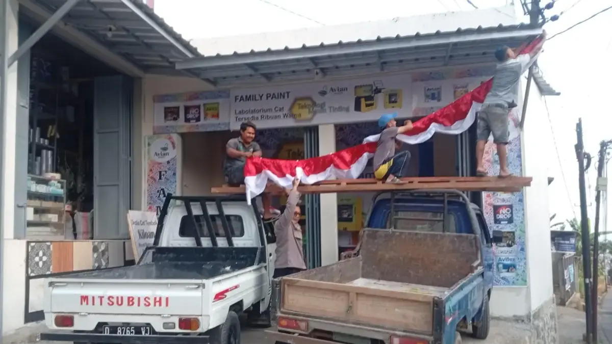 Sambut HUT RI ke-80, Bhabinkamtibmas dan Warga Pasirnanjung Kompak Kerja Bakti
