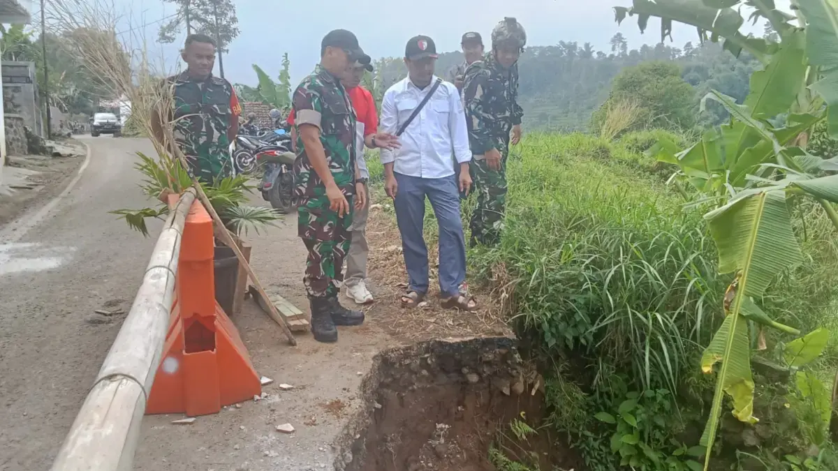 Jalan penghubung Tanjungsari - Cijambu terancam putus, Dandim 0610/Sumedang Tinjau Lokasi Pastikan Langkah Tan