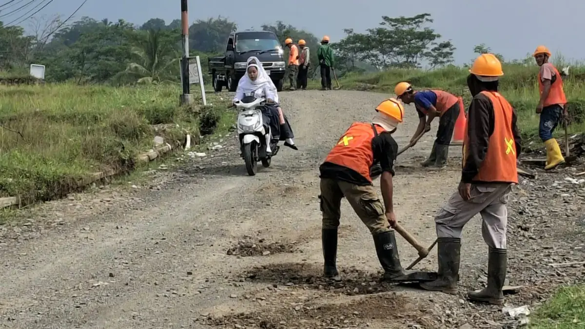 Rp1 Miliar Digelontorkan untuk Perbaikan Jalan Cigarukgak-Buahdua