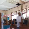 Atap Bocor, Siswa SD di Sumedang Terpaksa Belajar di Teras