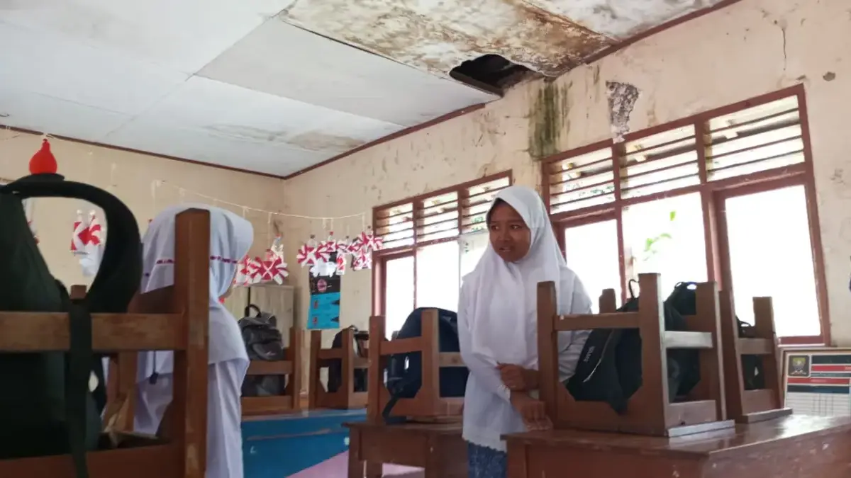 Atap Bocor, Siswa SD di Sumedang Terpaksa Belajar di Teras