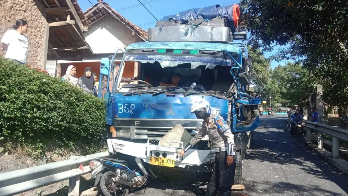 Rem Blong, Mitsubishi Tabrak Truk dan Motor di Cimanggung