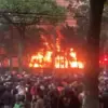 Bangunan Mess MPR RI di Depan Gedung DPRD Jawa Barat Terbakar, Asap Hitam Membumbung Tinggi sumedangekspres -