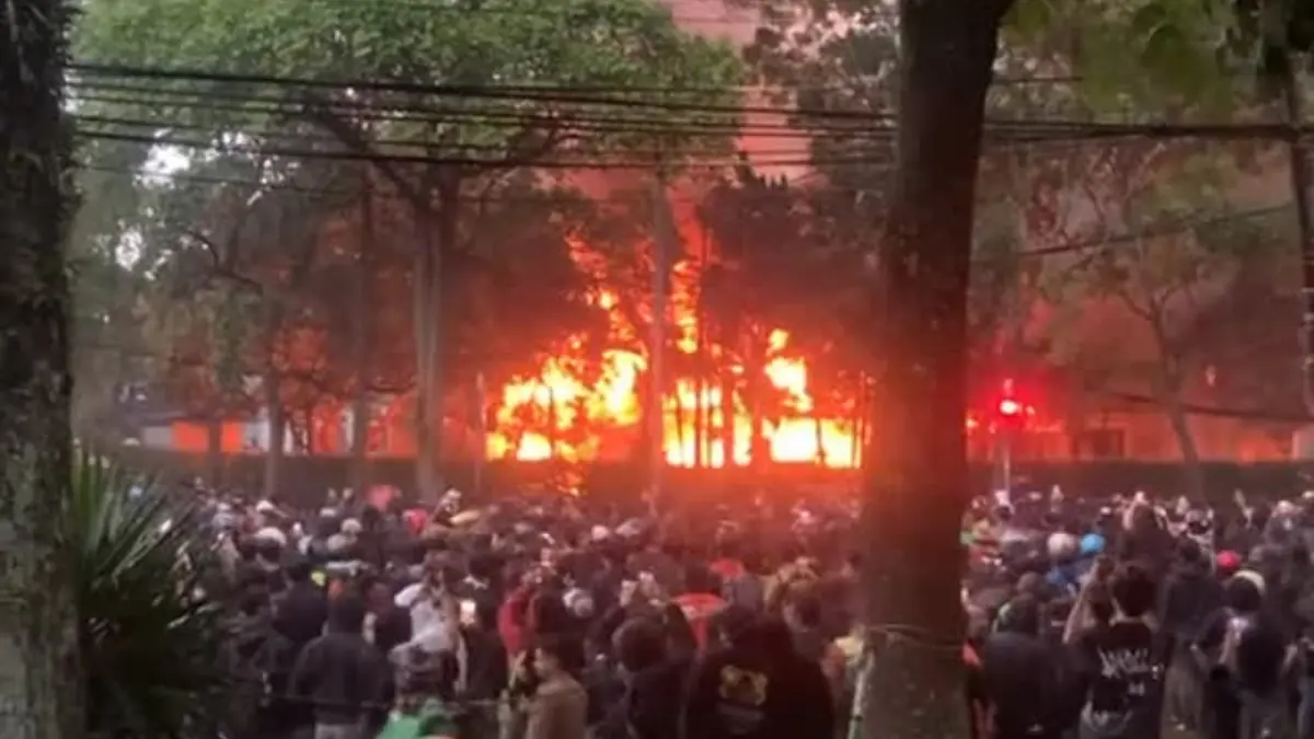Bangunan Mess MPR RI di Depan Gedung DPRD Jawa Barat Terbakar, Asap Hitam Membumbung Tinggi sumedangekspres -