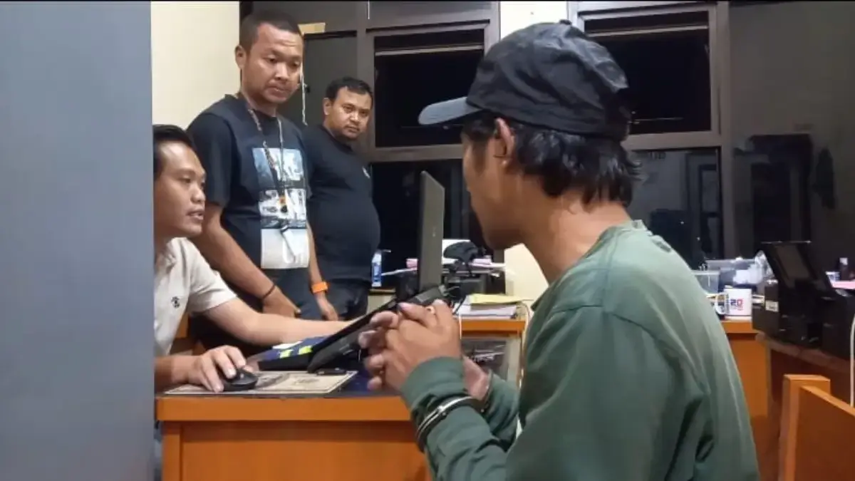 Warga Bogor Edarkan Tembakau Sintetis di Sumedang, Polisi Sita 100 Gram Siap Edar Warga Bogor Edarkan Tembakau Sintetis di Sumedang, Polisi Sita 100 Gram Siap Edar
