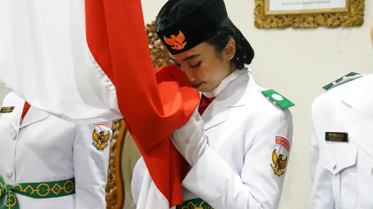 MOMEN SAKRAL: Pasukan Pengibar Bendera (Paskibra) KJRI Melbourne bersiap menjalankan tugas pada Upacara Pering
