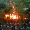 Dok. Bangunan yang merupakan aset milik MPR terbakar usai dilempari bom molotov oleh sejumlah oknum massa aksi