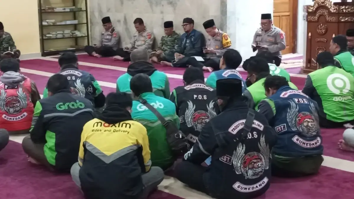 Do\'akan Alm. Affan Kurniawan, Polres Sumedang dan Komunitas Ojek Online Adakan Sholat Ghoib Bersama