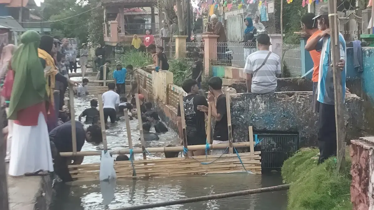 Lomba Tangkap Ikan di Selokan Jadi Primadona