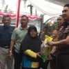 Kejaksaan Negeri Sumedang Gelar Bazar Murah, Warga Antusias Borong Sembako