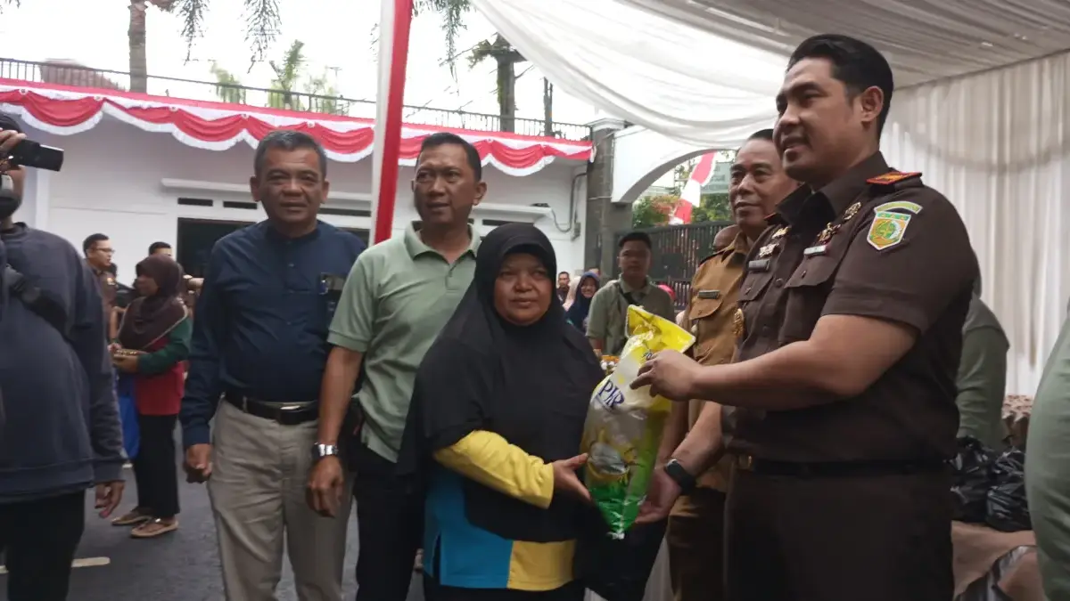 Kejaksaan Negeri Sumedang Gelar Bazar Murah, Warga Antusias Borong Sembako