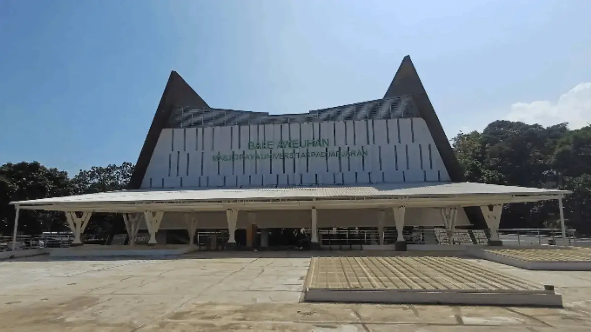 Ngopi, Ngobrol, dan Ngaji di Bale Aweuhan Masjid Raya Unpad