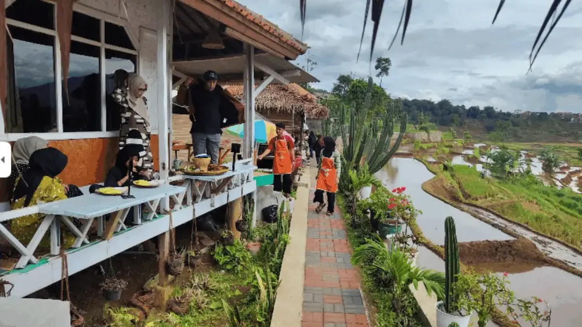 Mau Makan Dengan Suasana Alam? Kampoeng Aseupan Jawabanya.