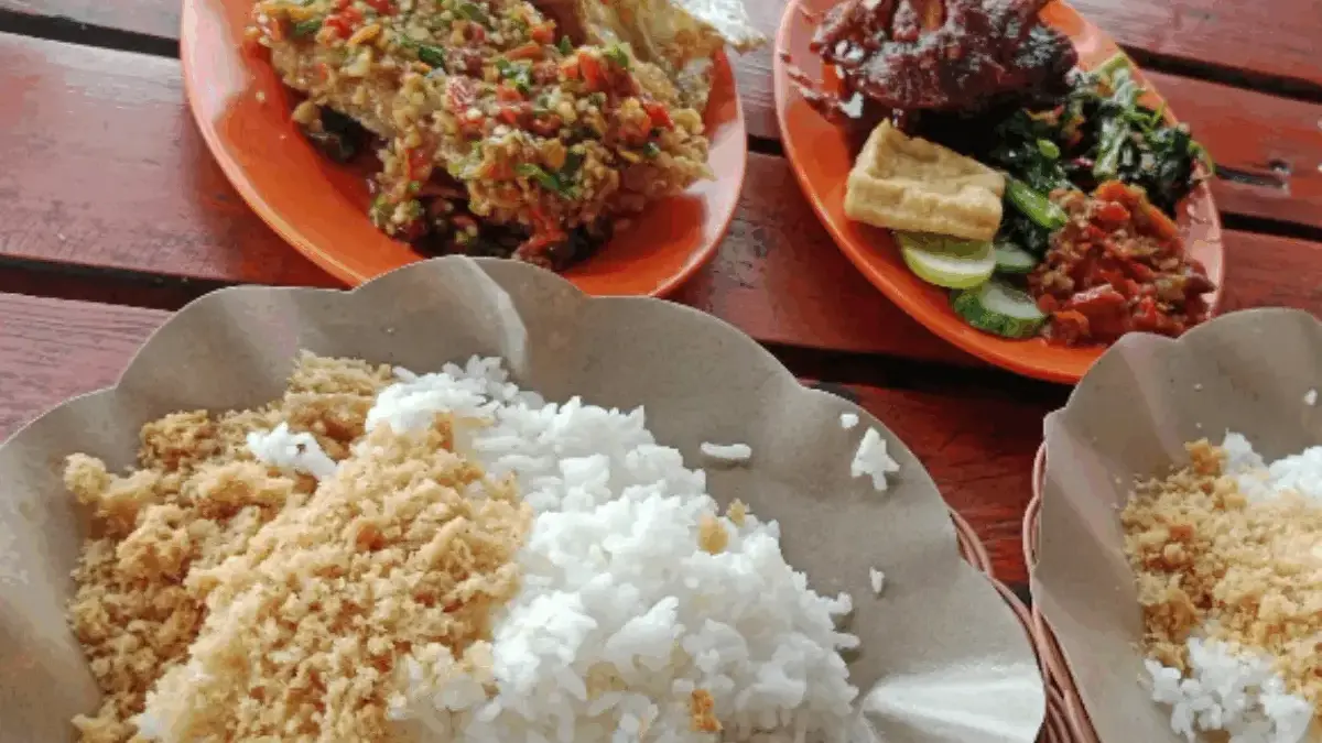 Sensasi Ayam Nelongso, Pedasnya Nendang Sampai Bikin Nagih