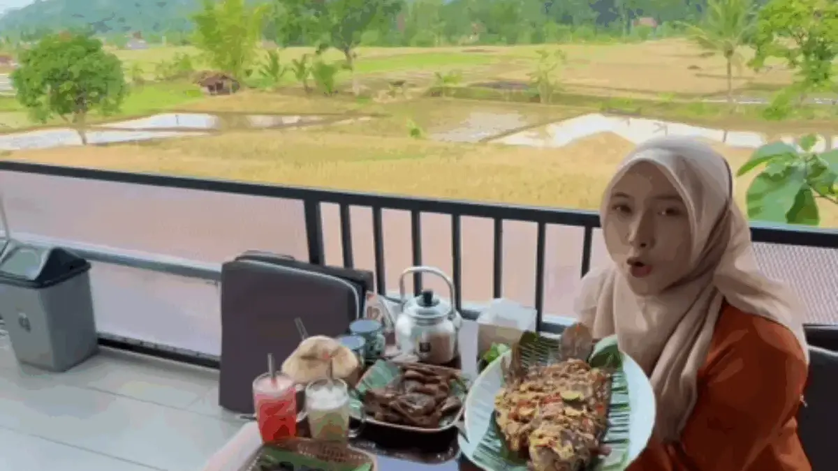 Lagi Healing di Jatigede? Yuk Mampir ke Rumah Makan Deuheur Sumedang untuk Isi Perut Kosong Kamu!