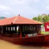 UNIK! Rasakan Sensasi Makan Hidangan Khas Sunda Sambil Naik Perahu di Rumah Makan Parahu Sumedang