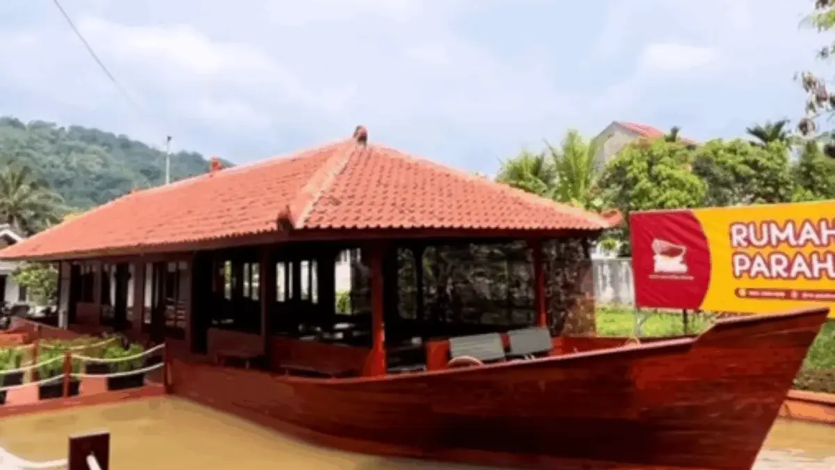 UNIK! Rasakan Sensasi Makan Hidangan Khas Sunda Sambil Naik Perahu di Rumah Makan Parahu Sumedang