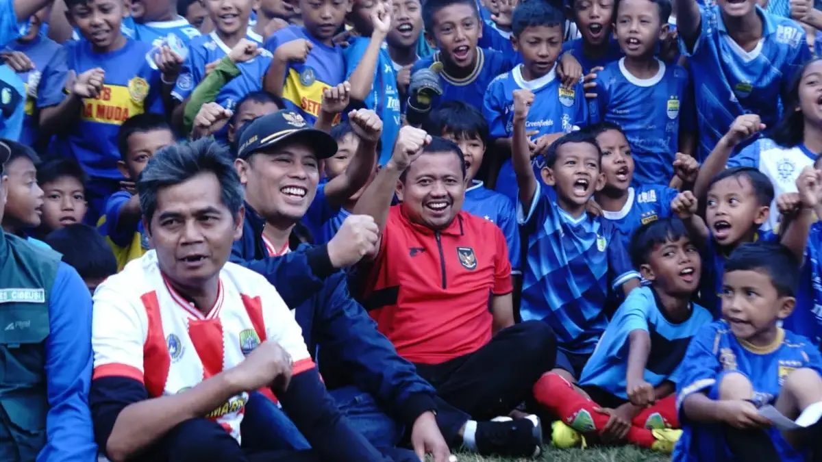 Bupati Dony Ahmad Munir di hadapan para peserta Soccer Coaching Clinic berpesan agar mempunyai mimpi untuk men