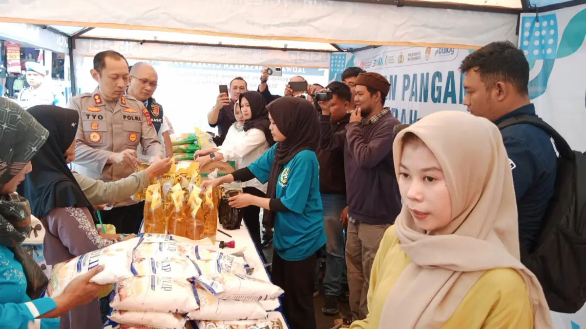 Bantu Warga Mendapatkan Bahan Pangan di Bawah Harga Pasar, Polres Sumedang Grlar Pasar Murah