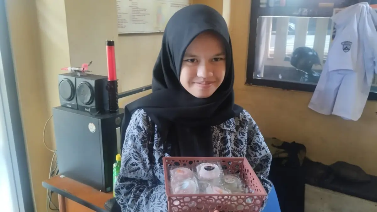 Sekolah Sambil Dagang, Valentina Akui Tak Malu Jualan di Sekolah Untuk Bantu Ekonomi Keluarga