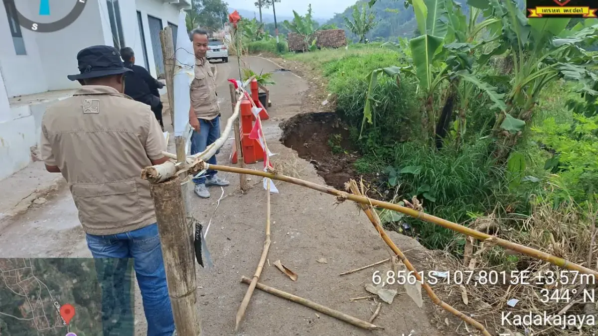 Sigap di Lapangan, Dinas PUTR Tangani Longsor Kadakajaya Tanpa Menunda