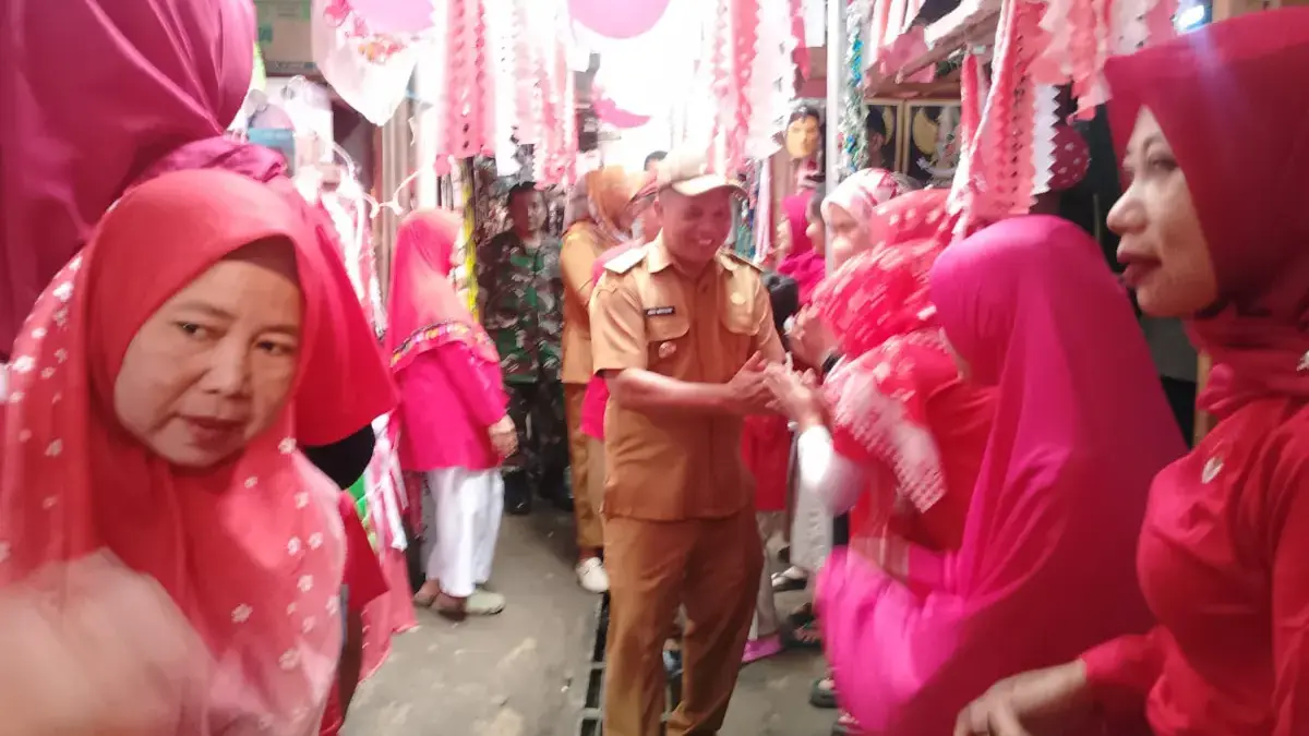 Pedagang Pasar Parakanmuncang Meriahkan HUT RI ke-80 dengan Lomba Kebersihan Antar Gang