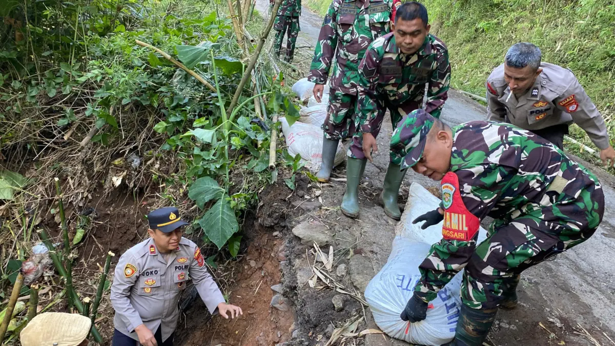 Rakyat dan Prajurit Bersatu, Jalan Sukasari Pulih Lewat Gotong Royong
