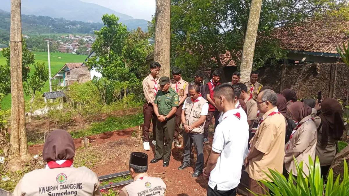Pramuka Ziarahi Makam Leluhur