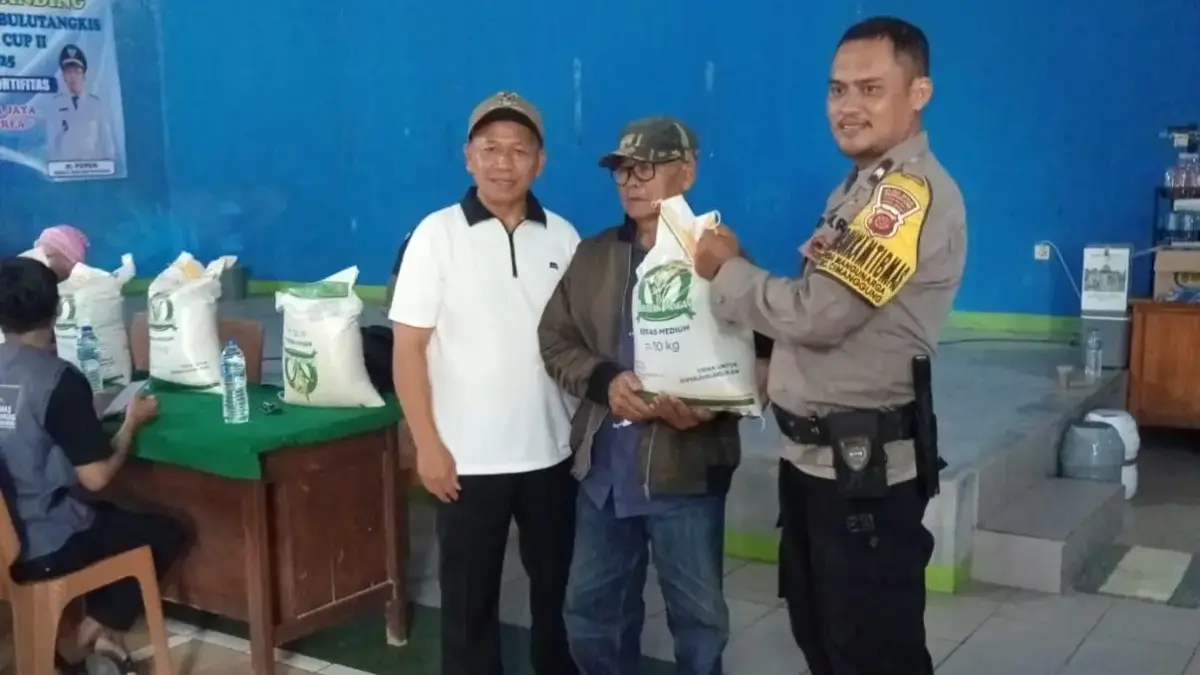TNI-Polri Kawal Penyaluran 9,6 Ton Beras untuk Warga Desa Mangunarga