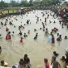 Serunya Ngagogo Ikan di Kolam Masjid Al-Kamil Sumedang