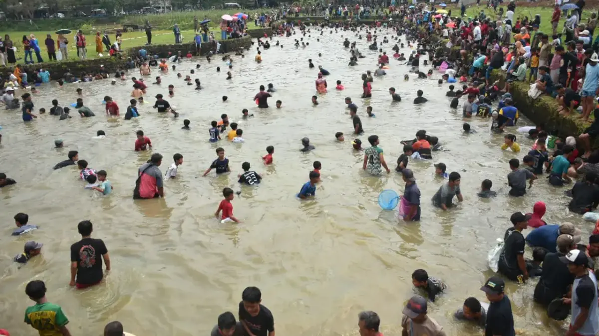 Serunya Ngagogo Ikan di Kolam Masjid Al-Kamil Sumedang