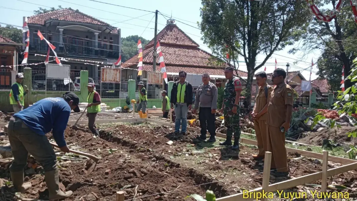 TNI-Polri Kawal Revitalisasi SDN Kamal Tanjungmedar