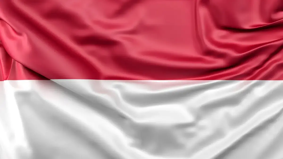 Menyambut Agustusan Warga Desa Cipanas Memasang Hiasan Bendera Dengan Kreatif