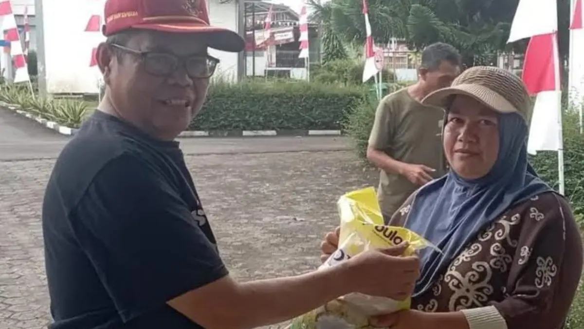 Mamat Hady Saputra, memimpin distribusi beras Program Stabilisasi Pasokan dan Harga Pangan (SPHP) dengan harga