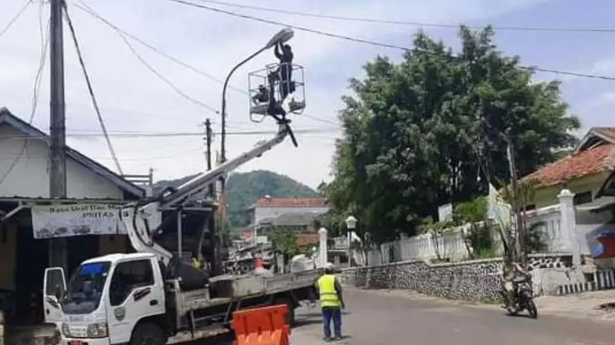 434 PJU Siap Terangi Jalan Sumedang