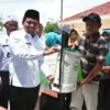 Bupati Dony Serahkan Bantuan Pertanian untuk Petani Surian