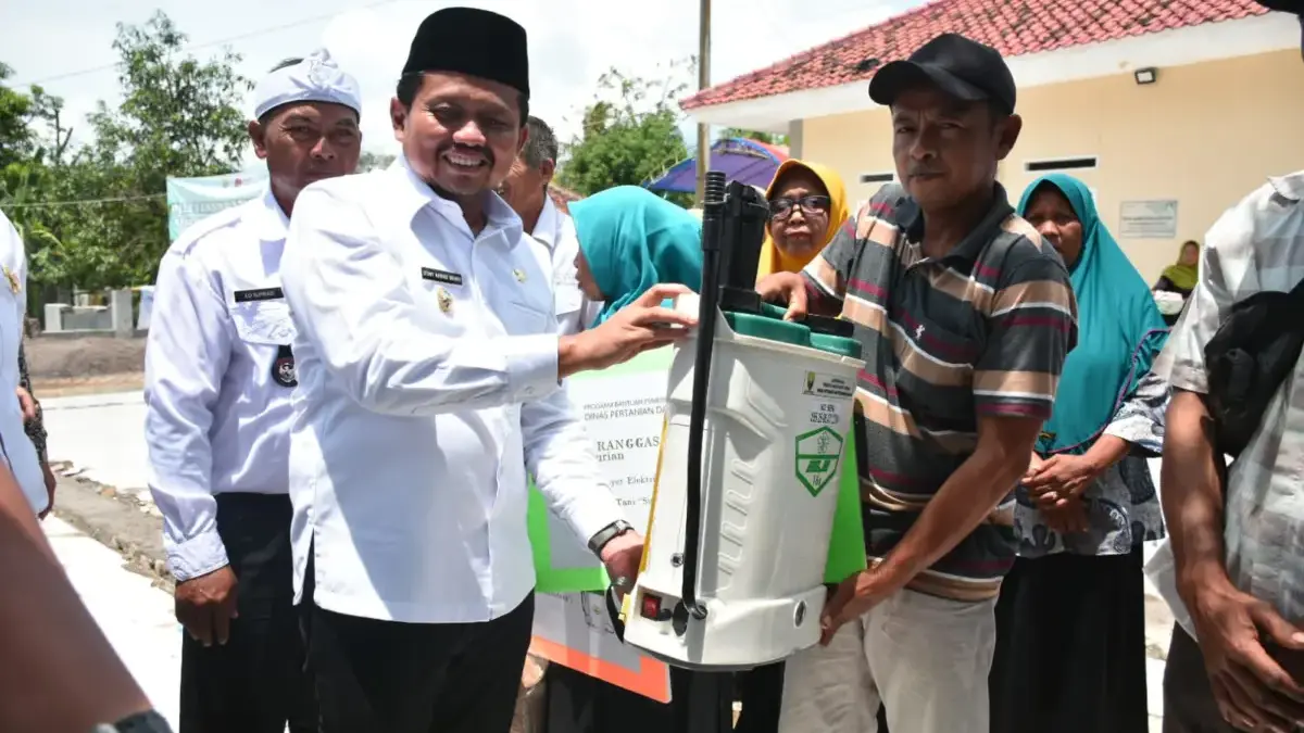 Bupati Dony Serahkan Bantuan Pertanian untuk Petani Surian