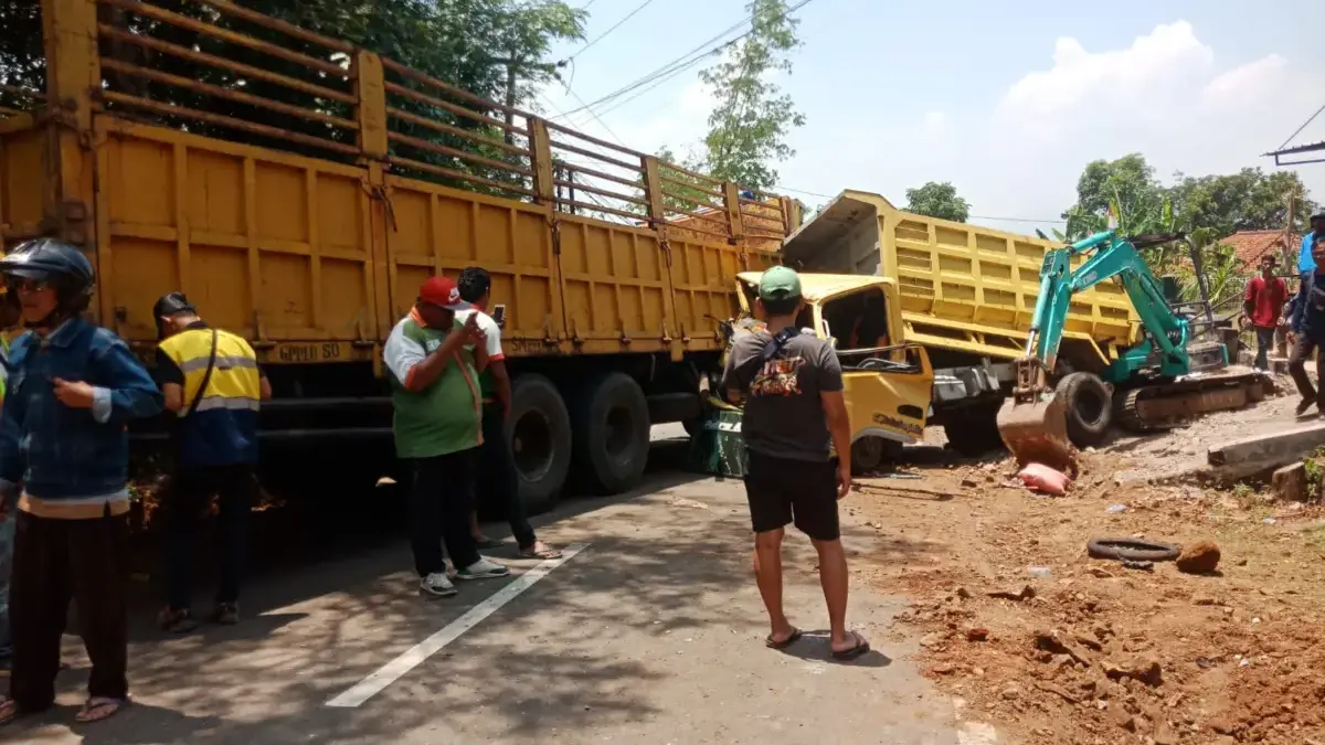 Truk Tronton Gagal Ngerem, Tabrakan Beruntuk Tak Terelakan di Darmaraja