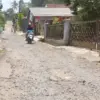 Jalan Rusak Bahayakan Warga