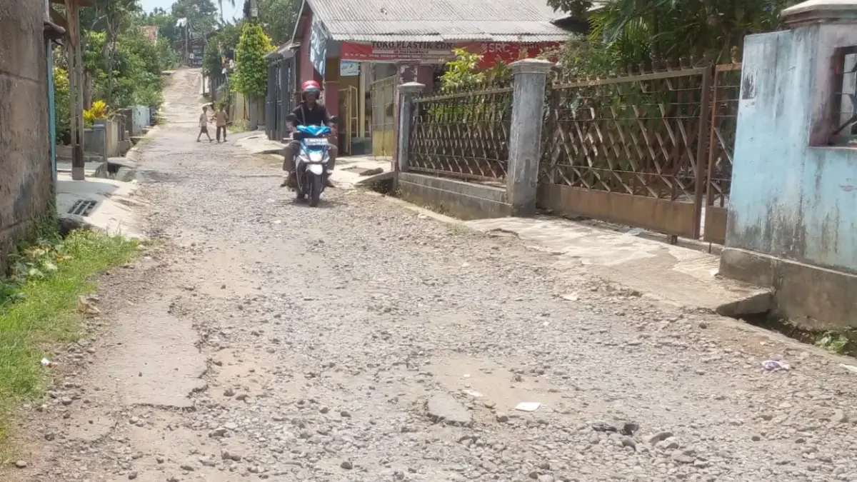 Jalan Rusak Bahayakan Warga